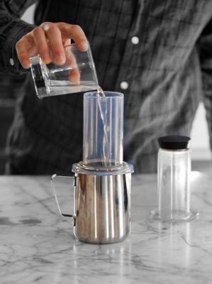 Cách pha cà phê Aeropress - Cách 1 - bước 3