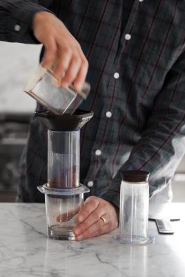 Cách pha cà phê Aeropress - Cách 1 - bước 4