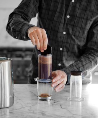 Cách pha cà phê Aeropress - Cách 1 - bước 6