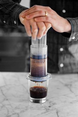 Cách pha cà phê Aeropress - Cách 1 - bước 7