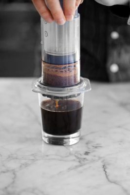 Cách pha cà phê Aeropress - Cách 1 - bước 8