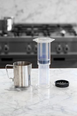 Cách pha cà phê Aeropress - Cách 2 - bước 1
