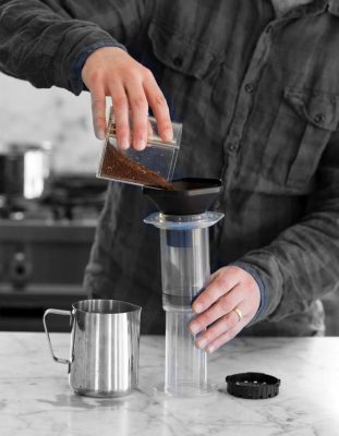 Cách pha cà phê Aeropress - Cách 2 - bước 2