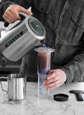 Cách pha cà phê Aeropress - Cách 2 - bước 3