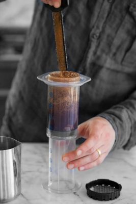 Cách pha cà phê Aeropress - Cách 2 - bước 4