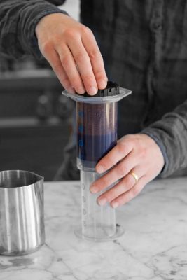 Cách pha cà phê Aeropress - Cách 2 - bước 6