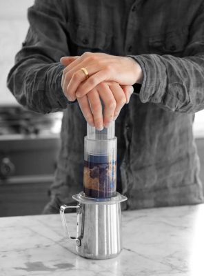 Cách pha cà phê Aeropress - Cách 2 - bước 7