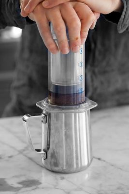 Cách pha cà phê Aeropress - Cách 2 - bước 8